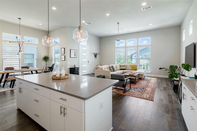 Building Photo - 6025 Seville Dr