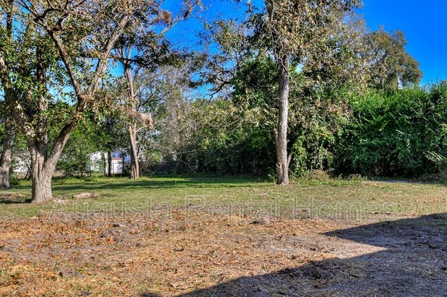 Building Photo - 2019 Roosevelt Dr