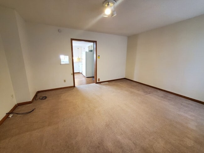 Building Photo - 301 Leonard Ave