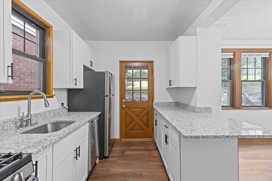 Building Photo - 3033 Brentwood Ave