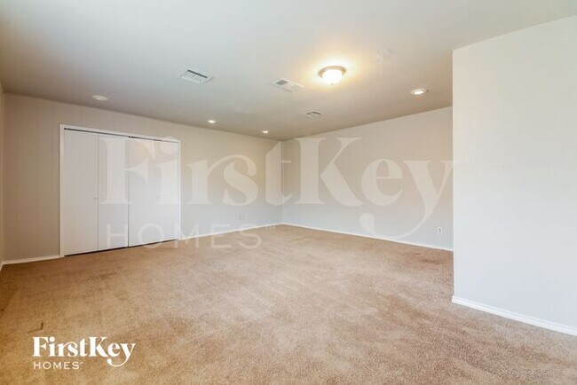 Building Photo - 3317 Kenwood Dr