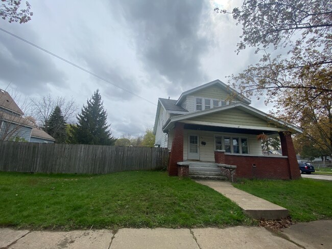 Building Photo - 1056 Watson St SW