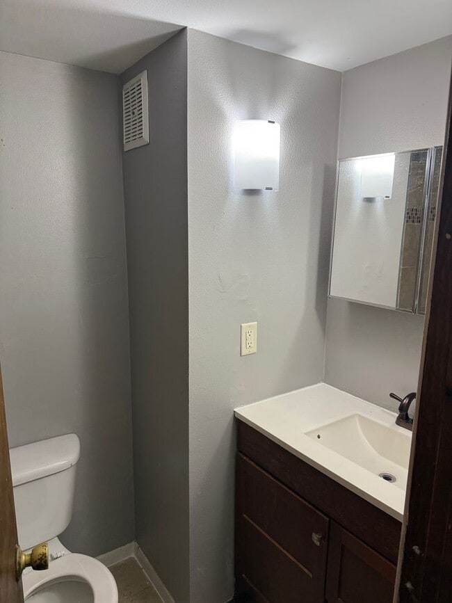 Building Photo - 3 Bed/1.5 Bath Condo for Rent!!