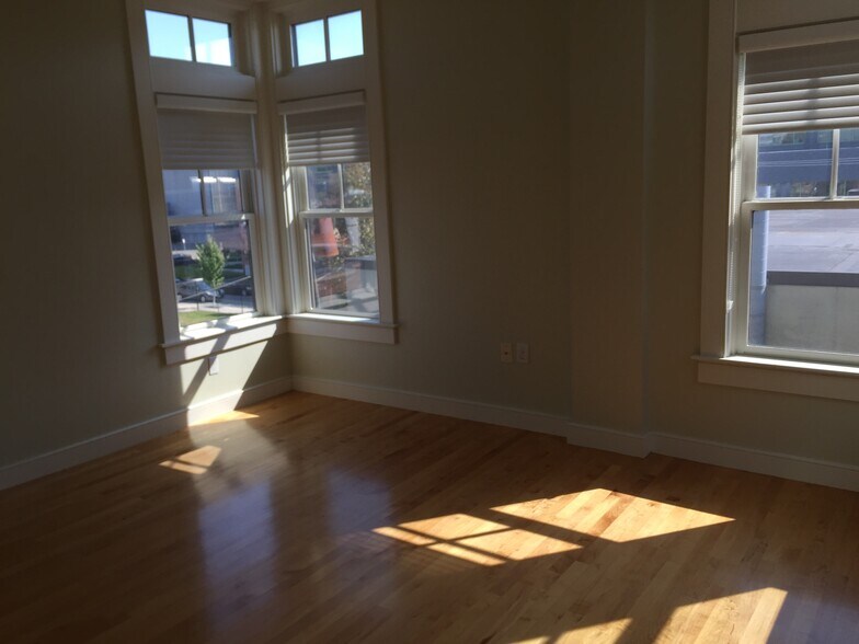 Building Photo - 75 Hamilton St