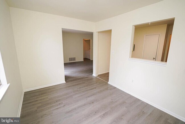Building Photo - 802 College Ln