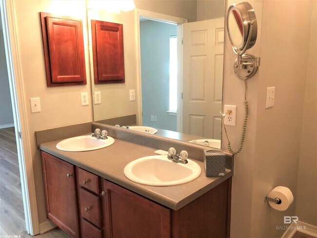 Building Photo - 9839 Hollowbrook Ave