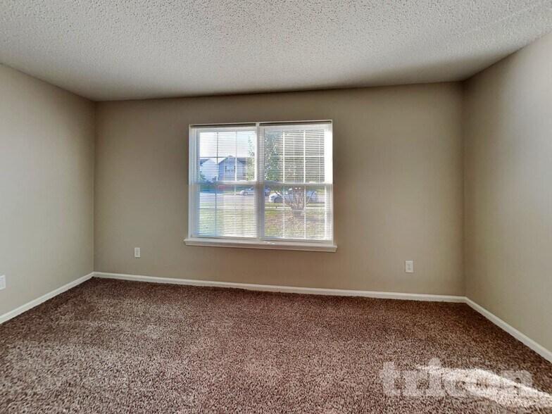Building Photo - 2220 Lakecrest Dr