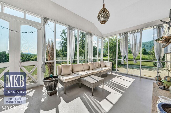 Building Photo - 7621 Nandina Dr