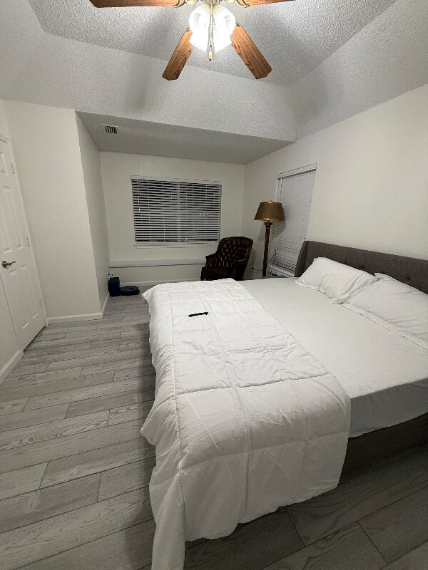 Building Photo - 2066 Vista Dr