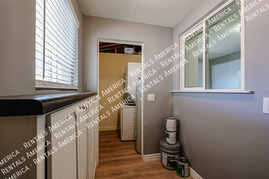 Building Photo - 404 W Mission Ln