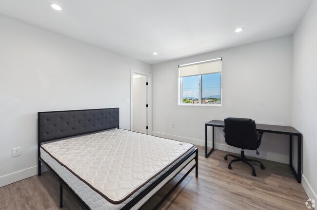 Building Photo - MH 1252 W 37th St