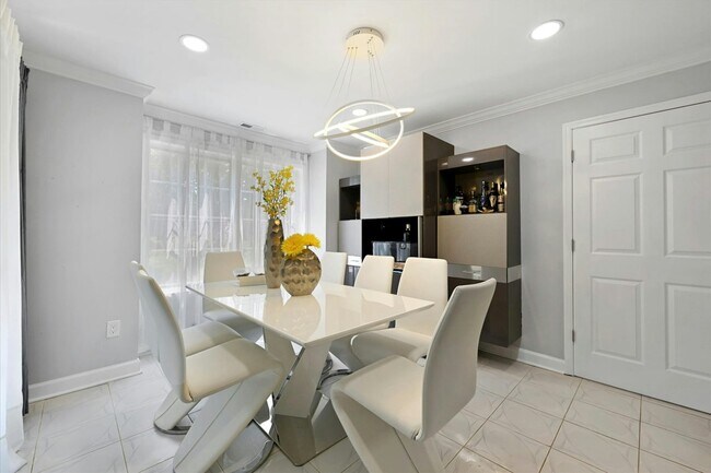 Building Photo - 10 Fourwood Ct