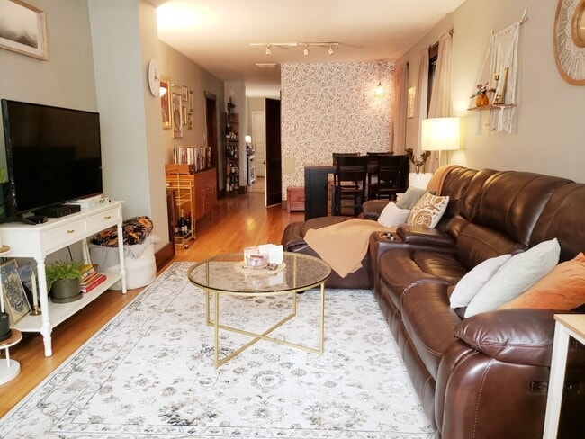 Building Photo - 1530 W Diversey Pkwy