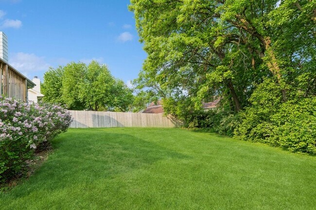 Building Photo - PRIVATE BACKYARD!! 4 Bedroom, 2.5 Bath Home in Urbandale