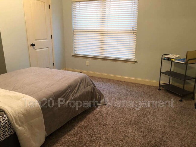 Building Photo - 2 Golden Eagle Ct