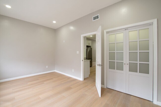 Building Photo - 2827 W Girard Ave