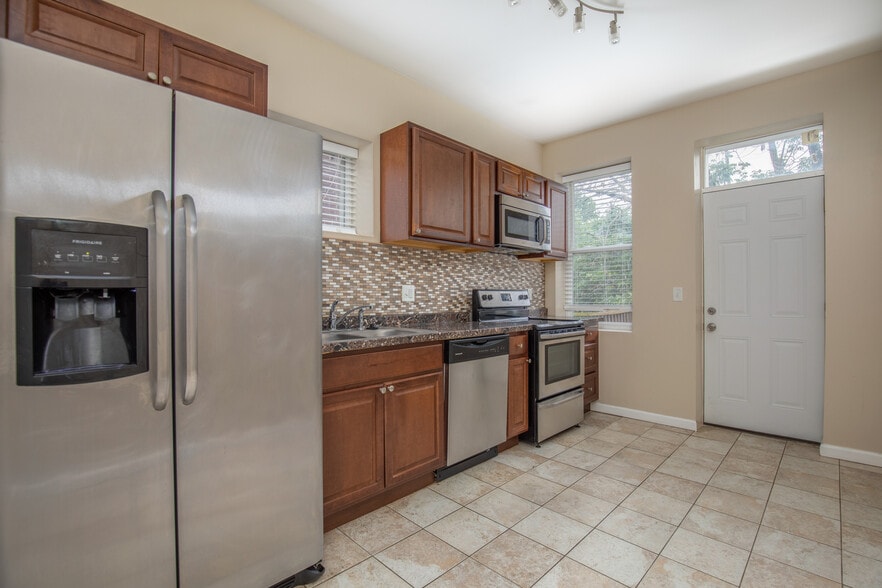 Building Photo - 6025 Kingsbury Ave