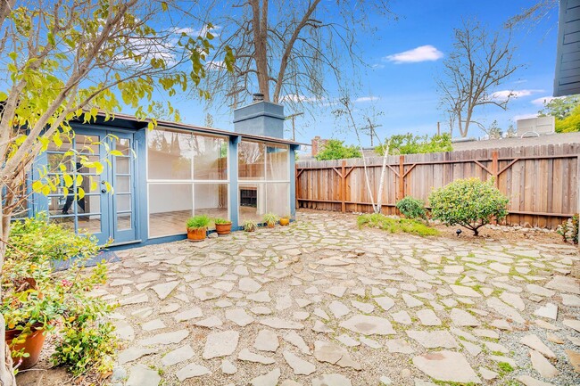 Building Photo - Stunning Woodland Hills Pool Home – South ...