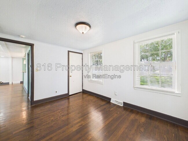 Building Photo - 810 S Woodland Ave