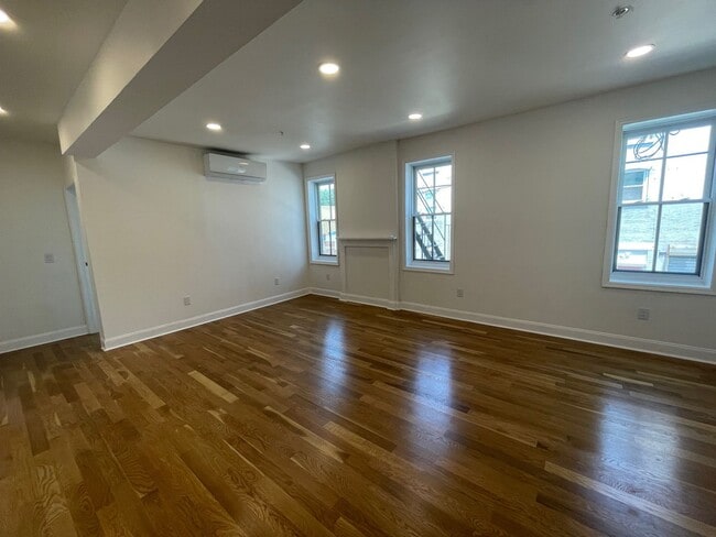 Building Photo - 56 Chambers St