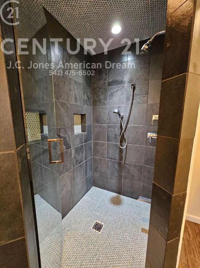 Building Photo - Prime Southern Oregon Location for the Outdoor Enthusiast