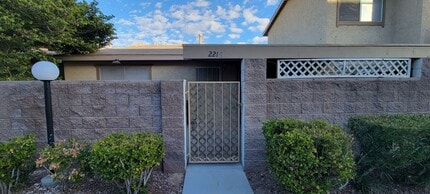 Building Photo - 2 bedrooms 2 car garage Central LV