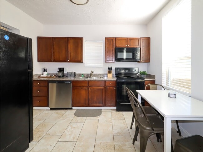 Building Photo - 1314 27th St