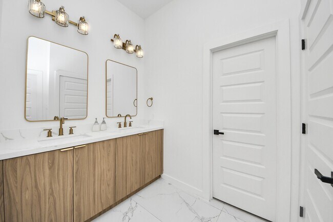 Building Photo - 1216 D E 34th St