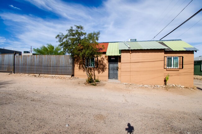 Building Photo - Newly Remodeled Home Near University of Arizona!