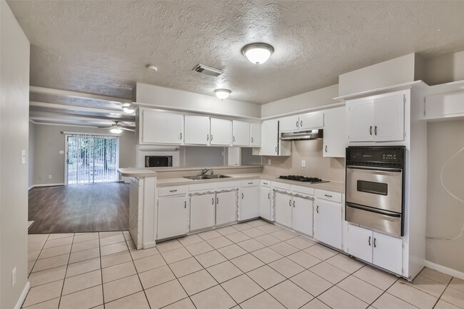 Building Photo - 25726 Timber Lakes Dr