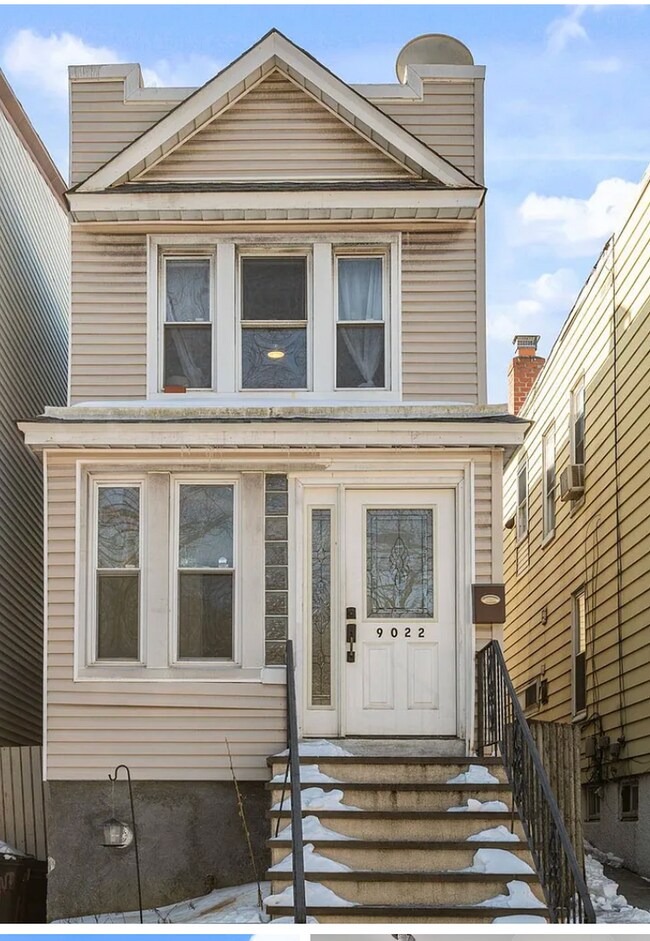 Building Photo - 2 Kitchen Home in Forest Hills - Ideal for Shared Living