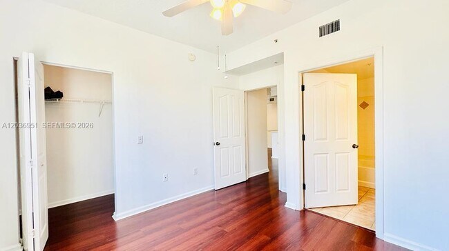 Building Photo - 2304 Myrtlewood Cir E