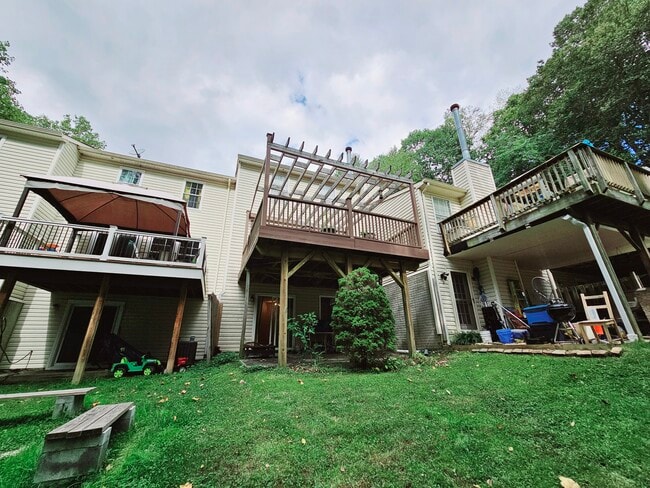 Building Photo - 435 Oakton Way