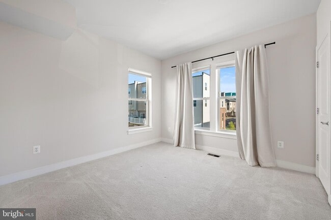 Building Photo - 128 Stowe Dr