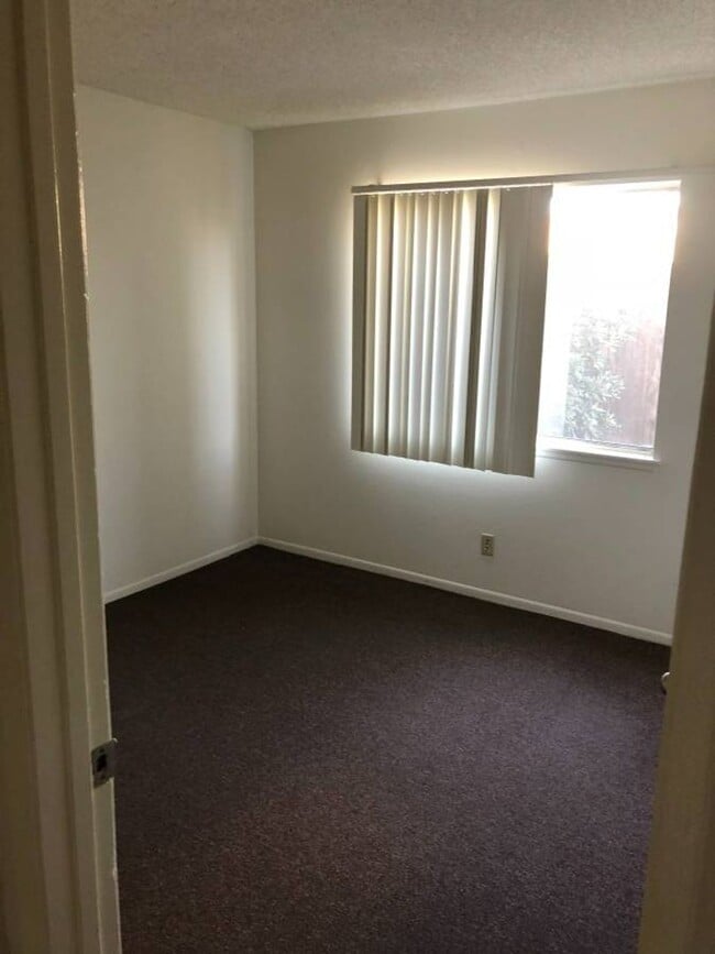 Building Photo - Moorpark 3 Bedroom 2 Full Bathroom close to Moorpark College