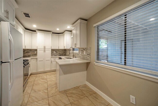 Building Photo - 104 Skyloop Dr