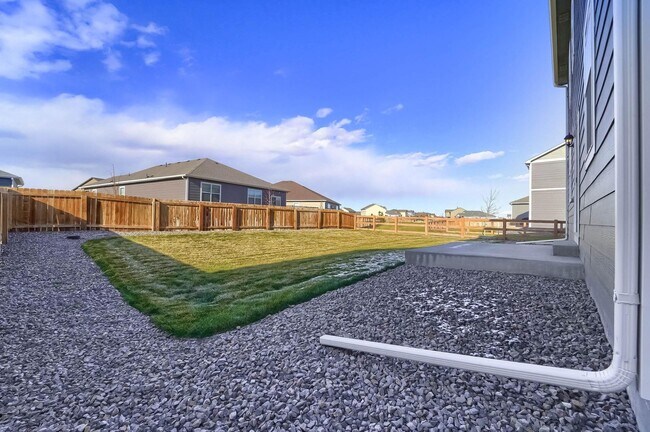 Building Photo - Gorgeous 4 bed, 3 bath, loft and an office!