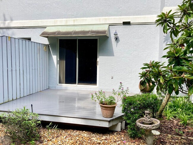 Building Photo - Two story condo with community pool!