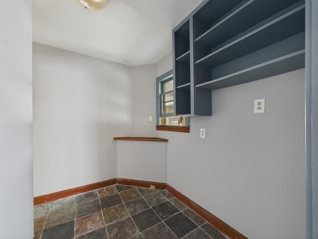 Building Photo - 1334 W 21st St