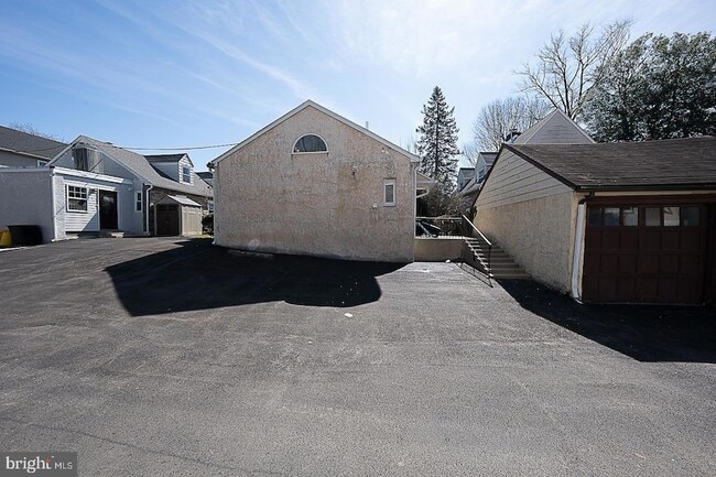 Building Photo - 1457 Manoa Rd