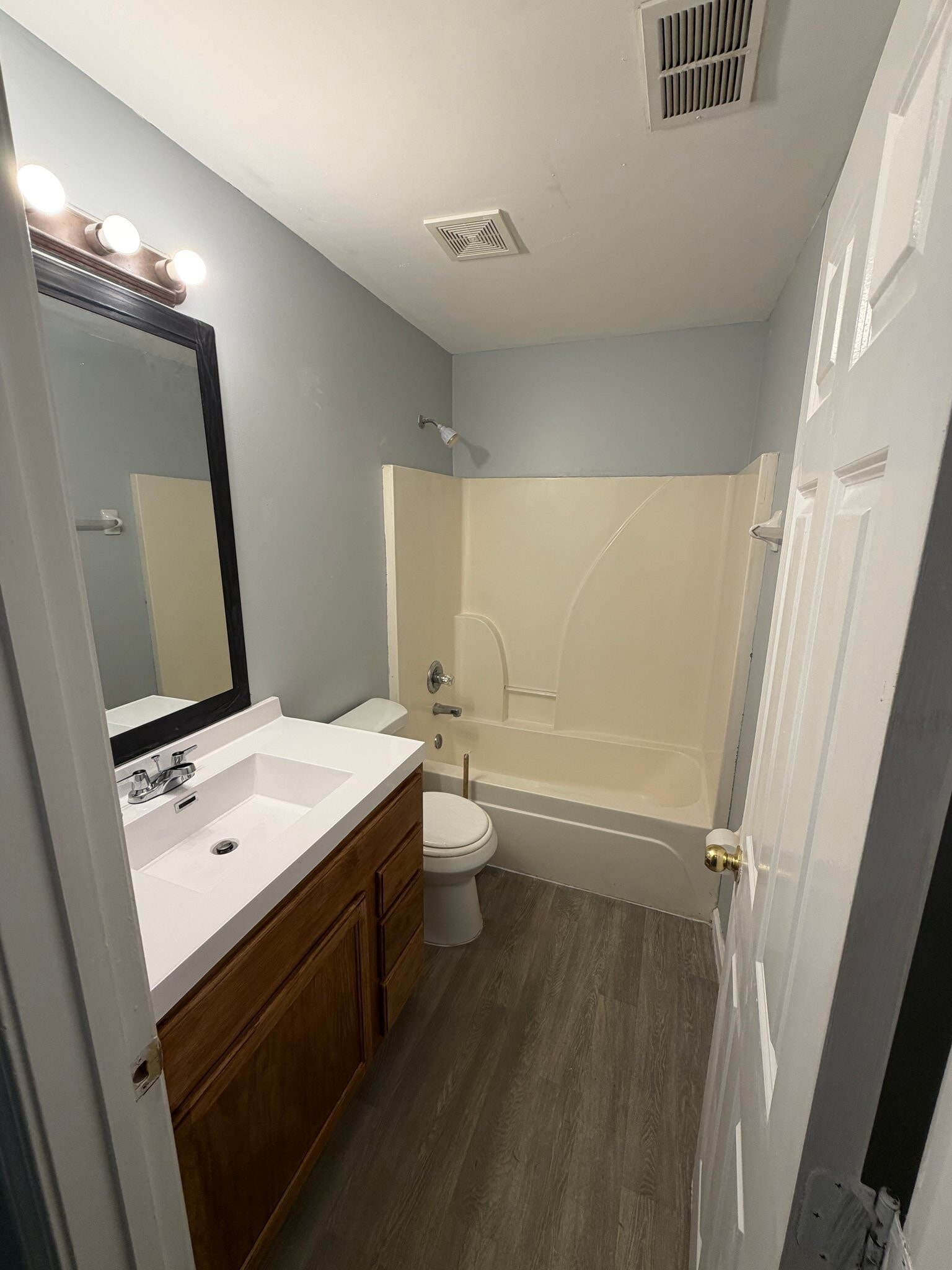 Building Photo - 7041 Kings Crown Dr