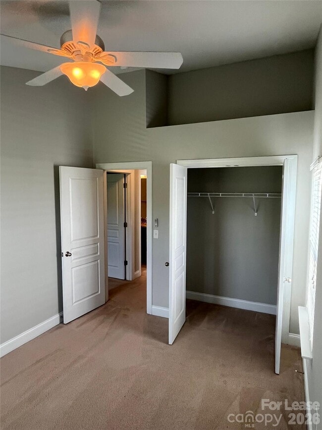 Building Photo - 340 Halton Crossing Dr SW