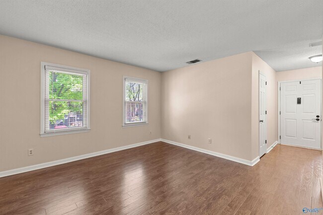 Building Photo - 2058 Woodlawn Dr SW
