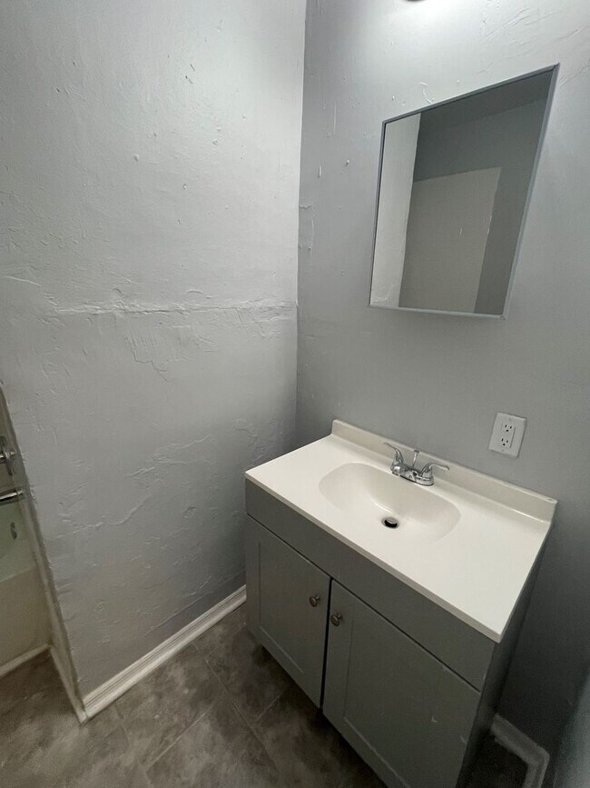 Building Photo - Duplex with Garage Apartment