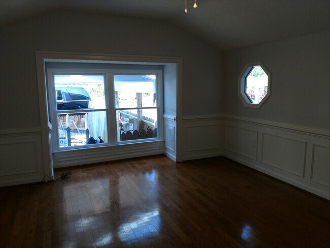 Building Photo - 3 Bedroom 3 Bathroom House in Town of Fron...