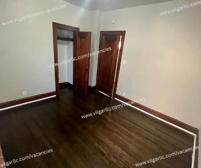 Building Photo - 3 large bedrooms, 1 full bath home in Gary...