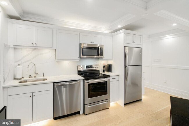 Building Photo - Beautifully Renovated 1 Bed Unit @ The Dorchester in Rittenhouse Square