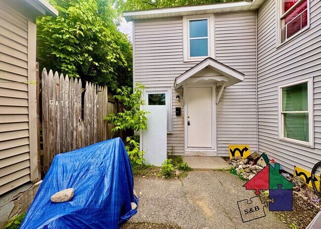 Building Photo - Freshly Renovated 2-Bedroom in Burlington's South End!
