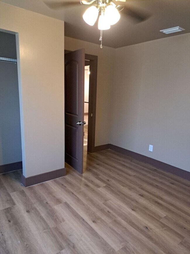 Building Photo - 523 E 8th St