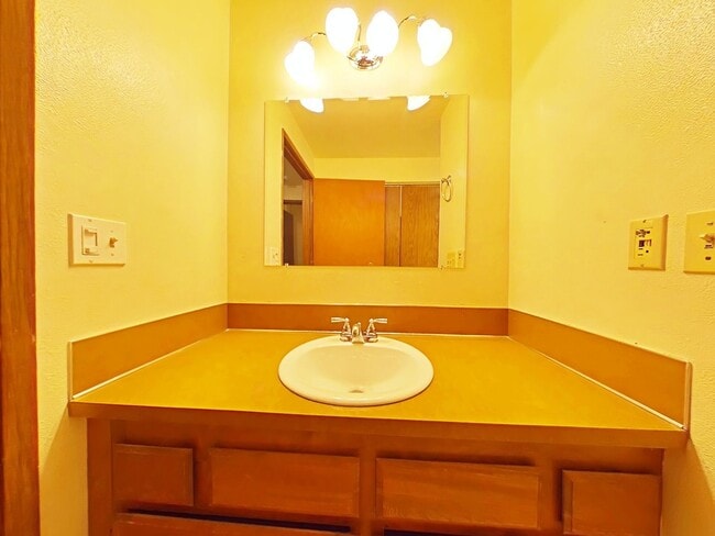 Building Photo - 2 Bedroom Duplex ~ Albany